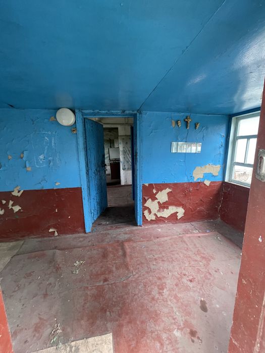 Дом в городе. Узин.Боьшой двор,спокойное место для проживания.