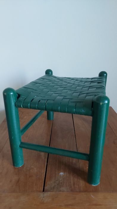 Stylowy, dekoracyjny podnóżek rattanowy/stołek z USA zieleń butelkowa