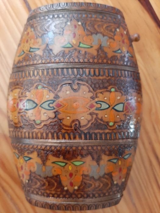 Barril (brandy) de madeira primitiva feito à mão.