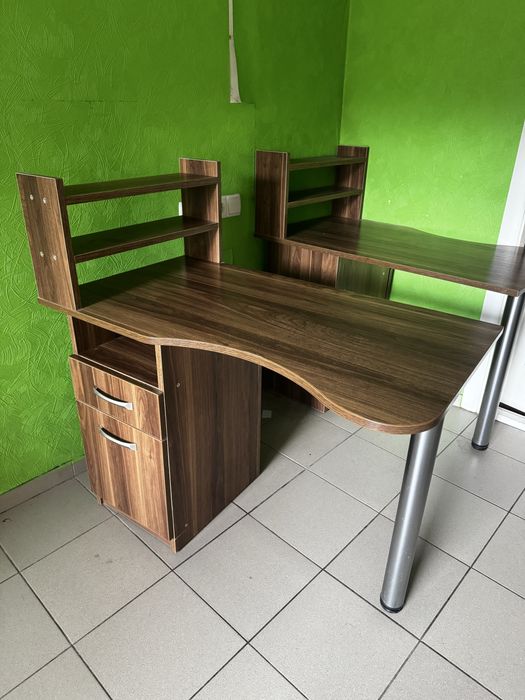 Продам  манікюрний стіл 1200