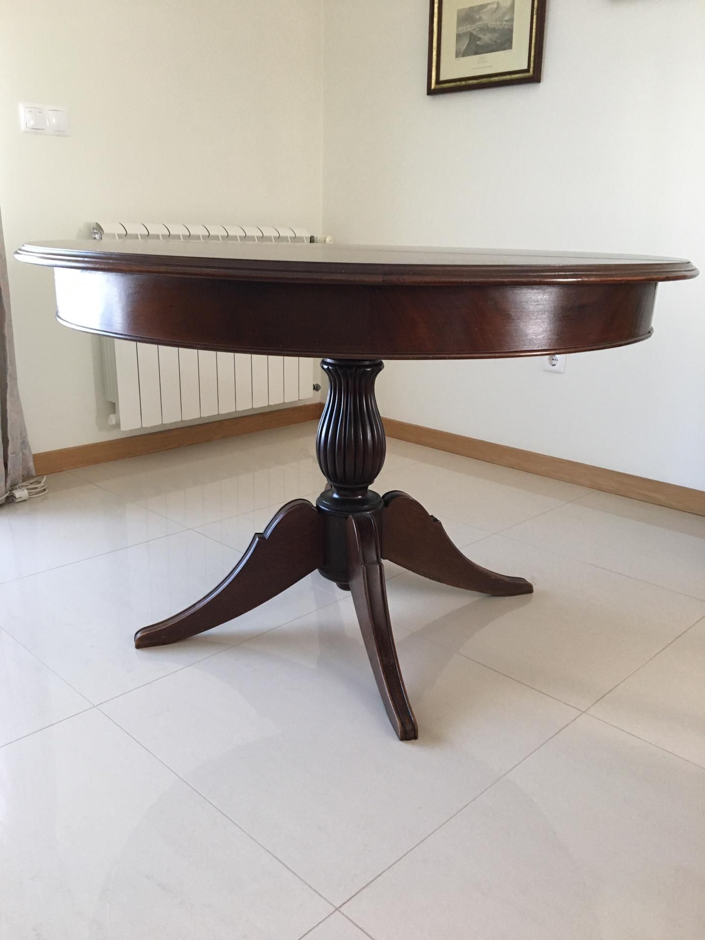 Mesa de jantar de madeira maciça