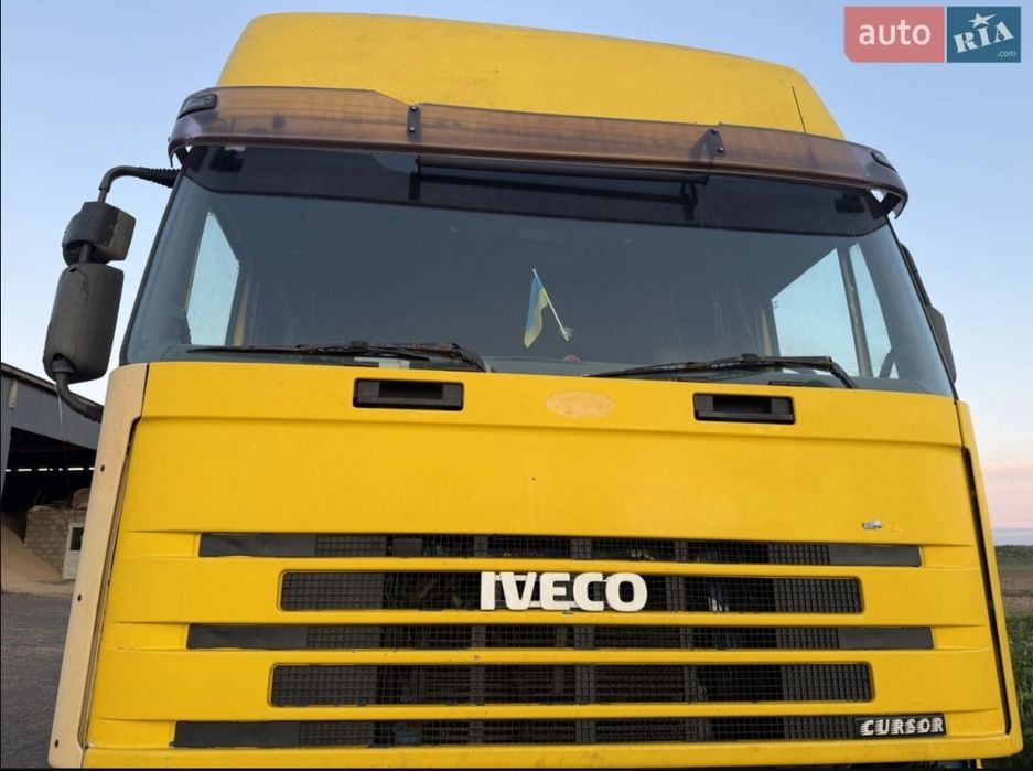 Вантажний автомобіль з маніпулятор, та причепом