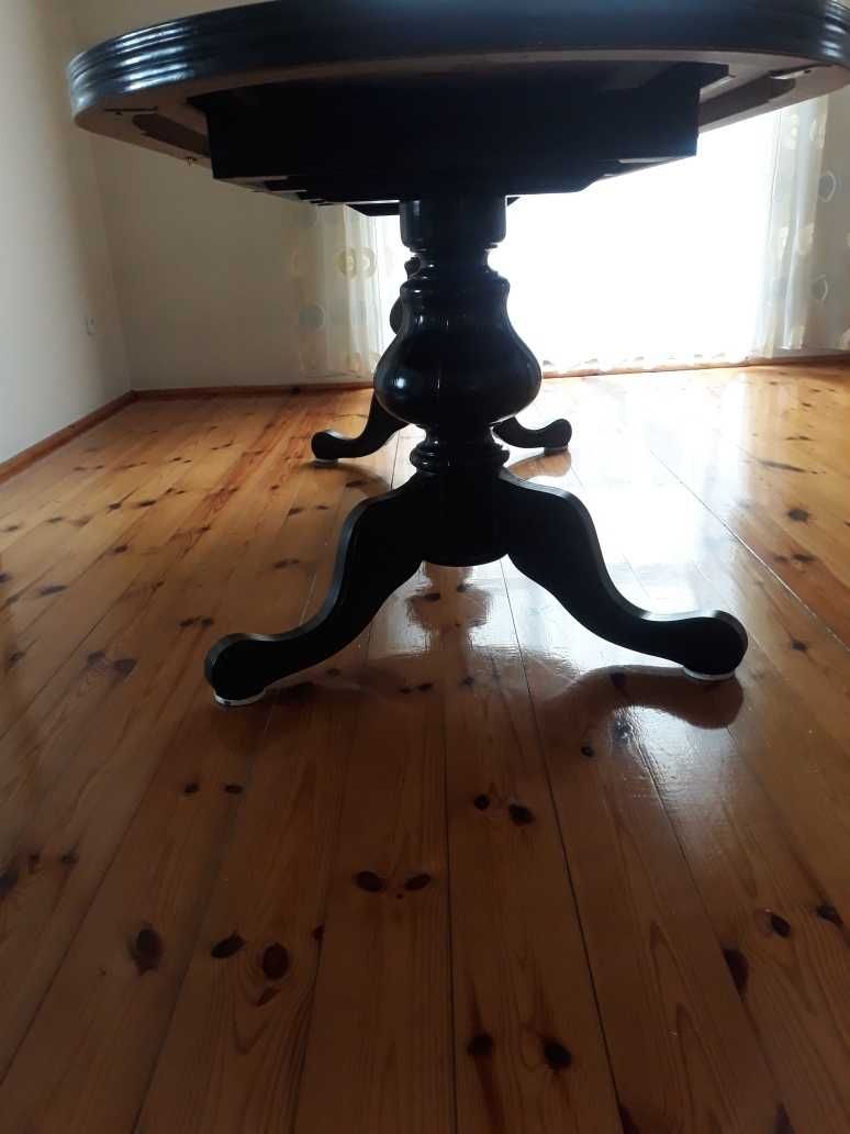 Stół rozkładany z 6 krzesłami.