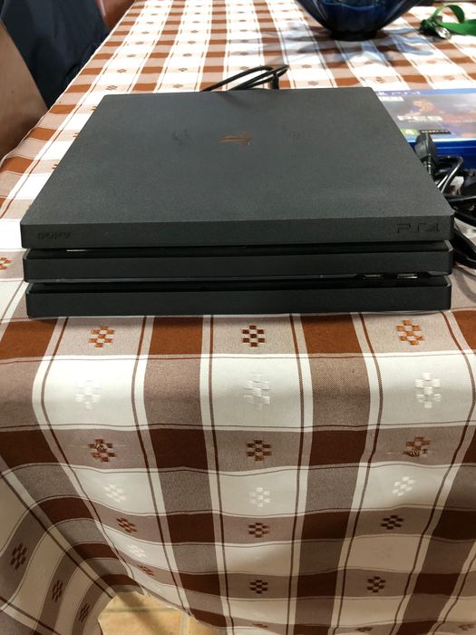 PS4 Pro 1TB + 3 jogos + 2 comandos