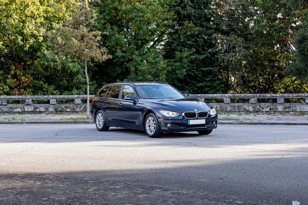 BMW 318d Luxury Bancos em Pele, Farois Xenon, GPS, Gancho reboque …