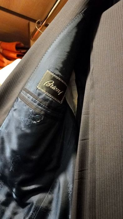 Продам брендові чоловічі костюми Brioni.6000грн.розмір 52L
