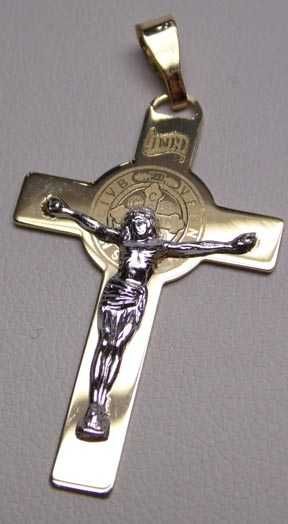 Złota zawieszka dwukolorowy krzyż z Panem Jezusem.