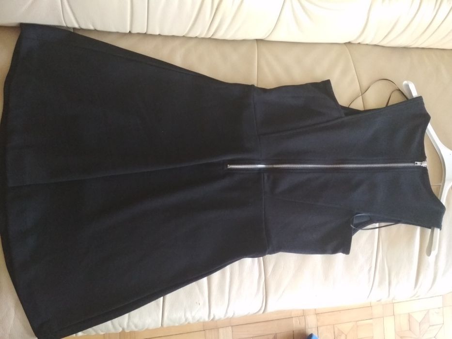 Mała czarna sukienka rozkloszowana z zamkami