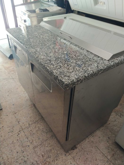 Frigorífico para preparar pizza e saladas