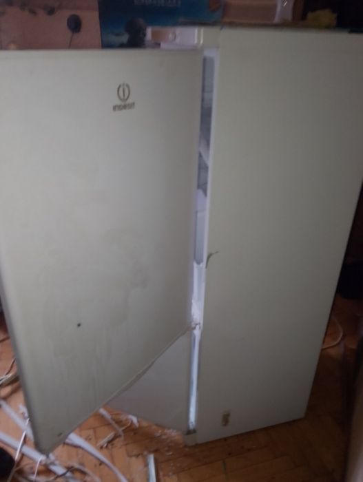Холодильник Indesit  145 см, под восстановление в идеальном состоянии