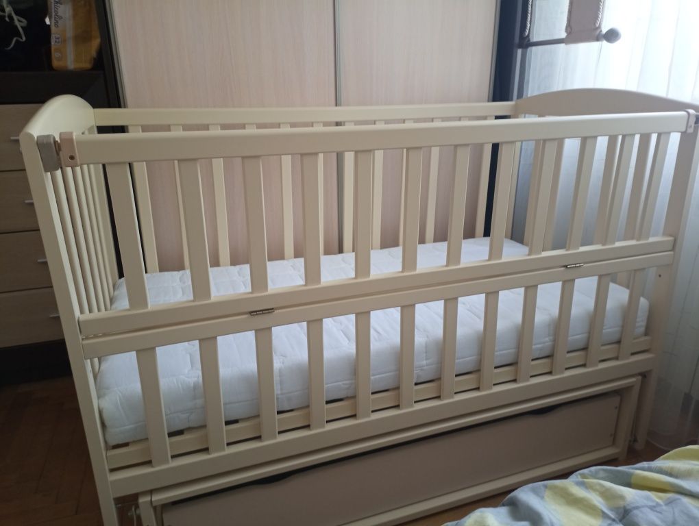 Дитяче ліжечко для малюків