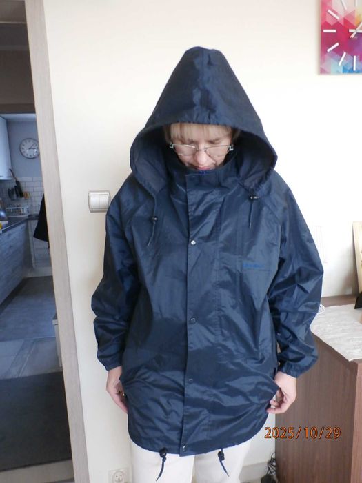 Kurtka przeciwdeszczowa / wiatrówka, rozmiar L, uszkodzona.