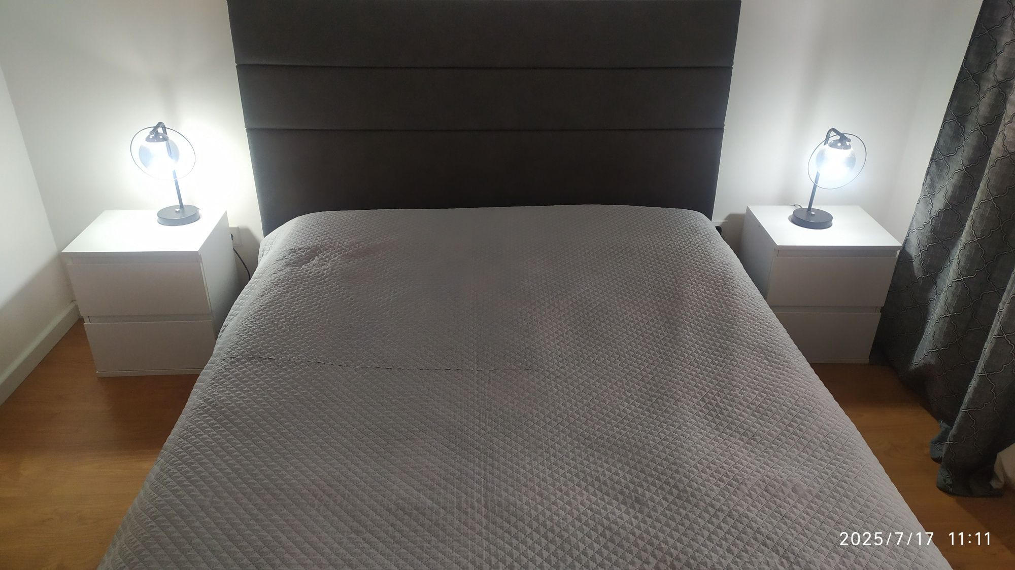 Cama sommier de casal + mesinhas cabeceira e candeeiros