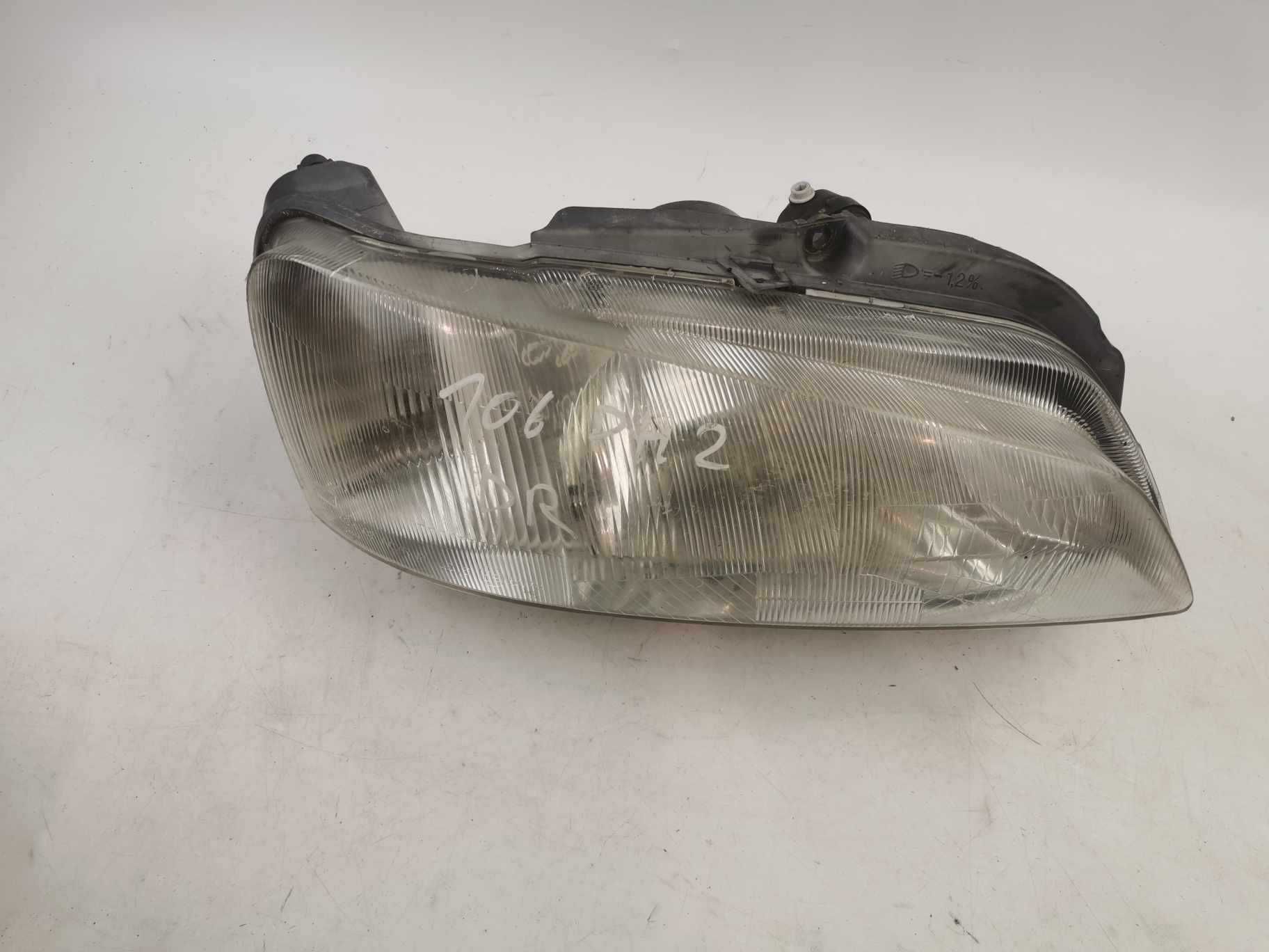 Reflektor Prawy Peugeot 106 Lift lampa prawa przednia przód Valeo