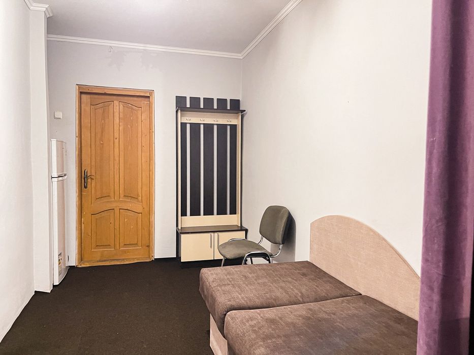 Здається кімната в гуртожитку. Провулок Герцена