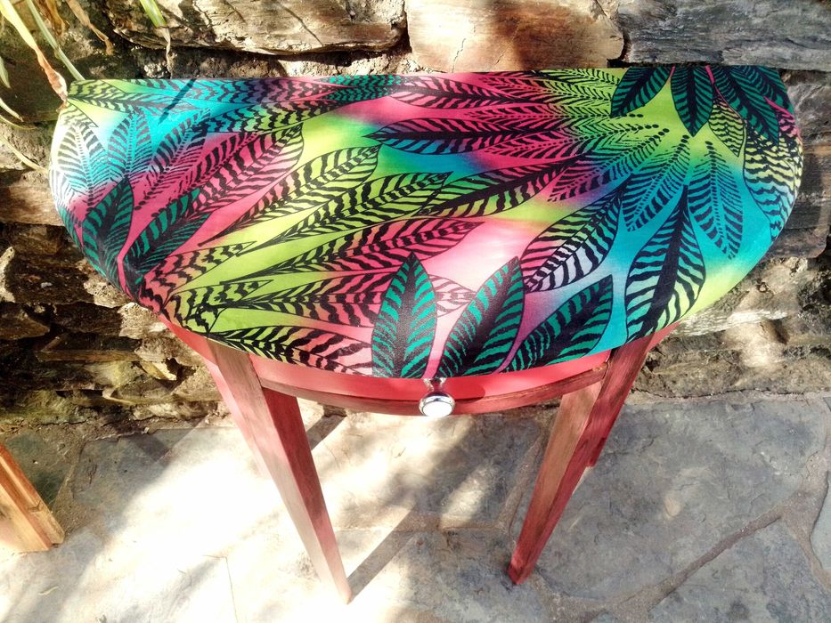 Mesa meia lua contemporânea