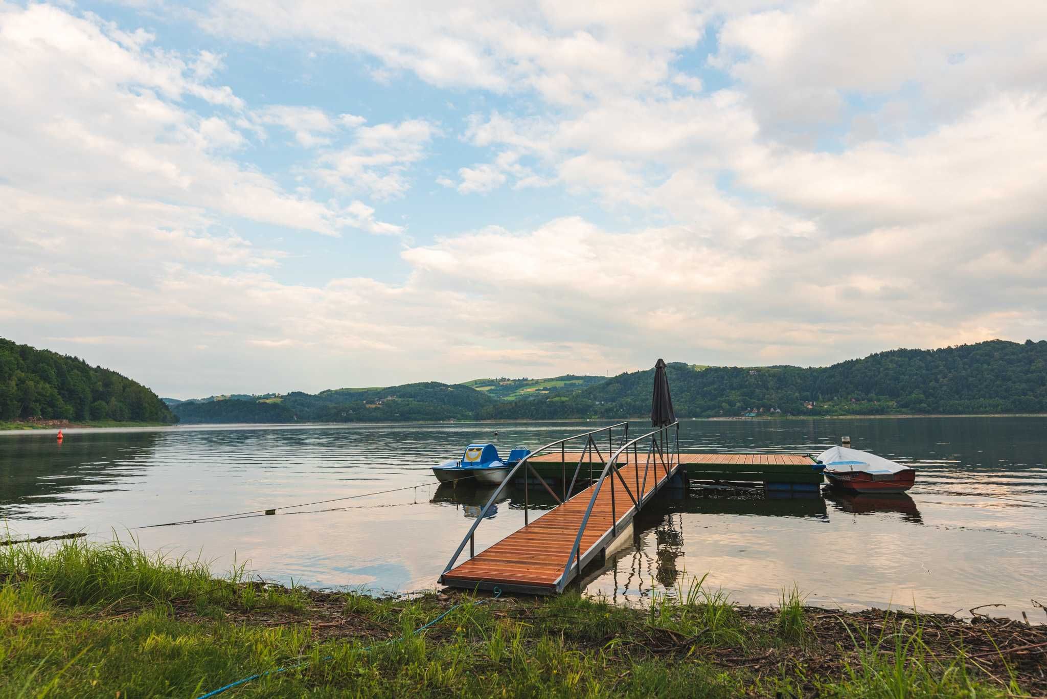 Domek letniskowy nad Jeziorem Rożnowskim. Balia i plaża z pomostem.