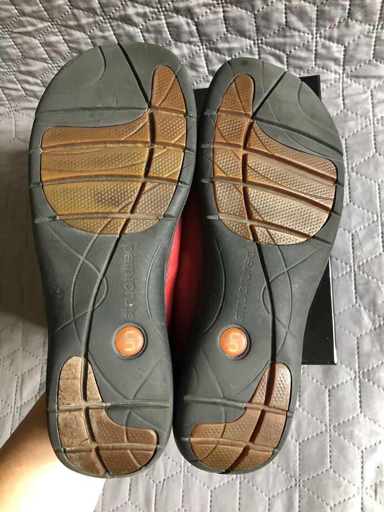 890. r.39. Clarks Un structured. Czerwone pantofle, czółenka, baleriny