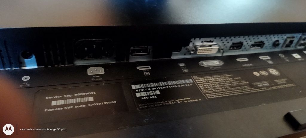 Monitor d pc marca Dell está otimo em tudo 28p ecram muito grande