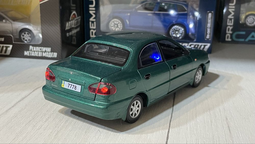 Машинка Lanos колекційна модель авто 1:22 1:24