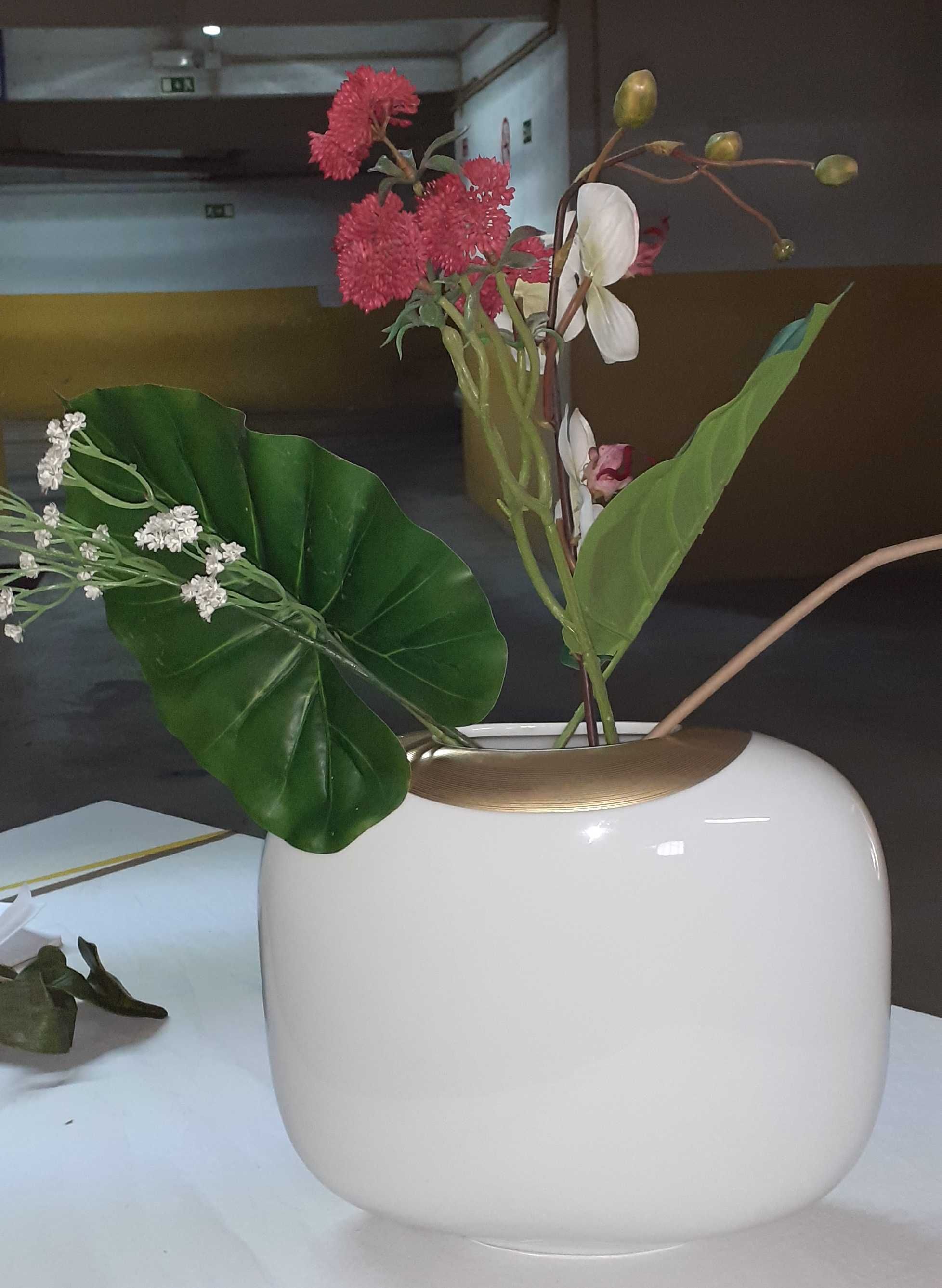 Vaso em porcelana branco com filetes em dourado