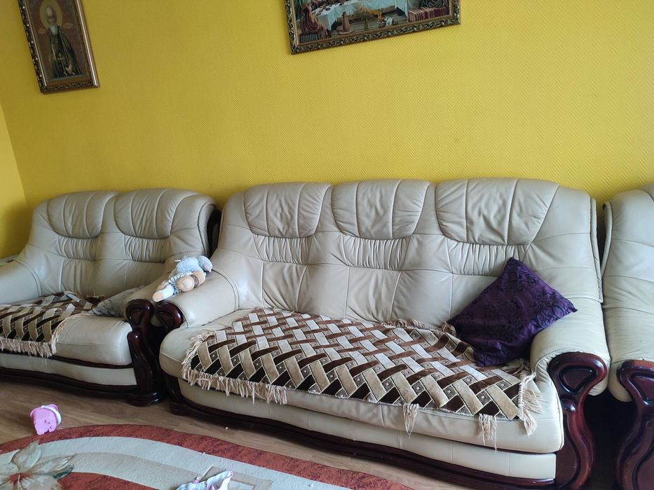 Шкіряні дивани і крісло