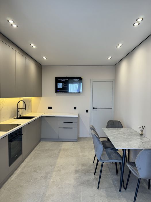 Продаж! Однокімнатна квартира з виглядом на озеро