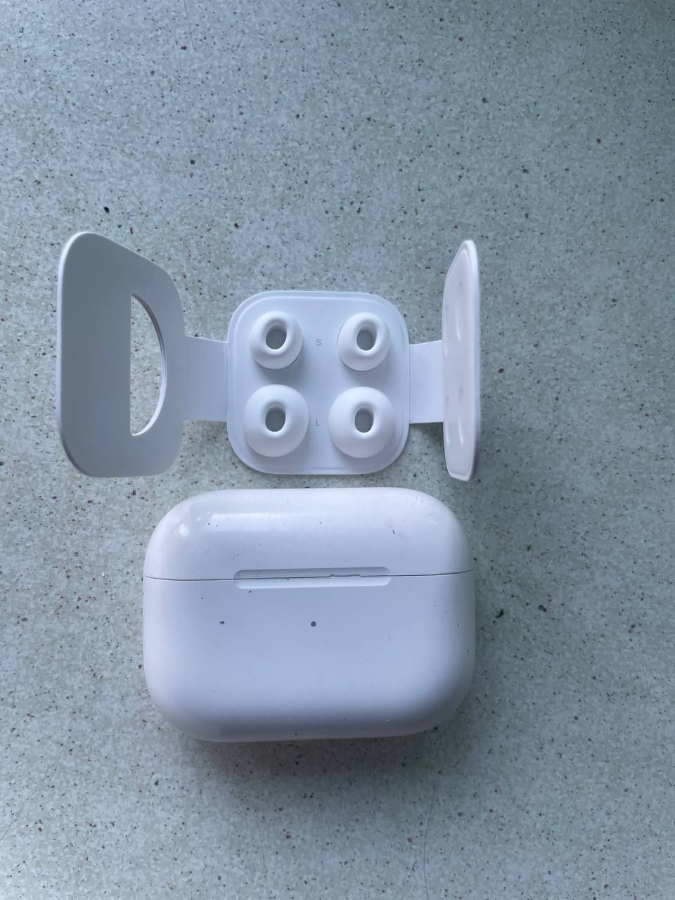 Наушники Apple AirPods Pro  (1 наушник и кейс)