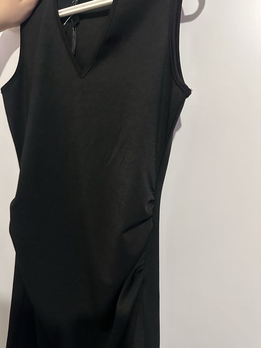 Сукня візуально робить стрункіше