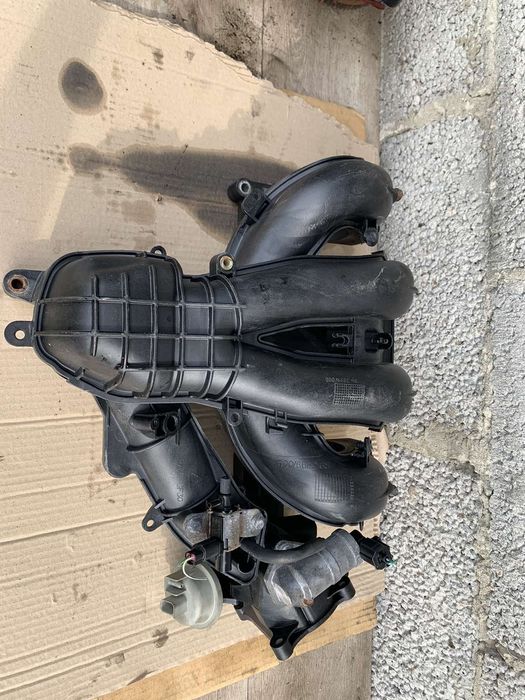 Колектор впускной Впускний 1.8 2.0 Mazda 3 5 6 Ford Focus S-Max Mondeo