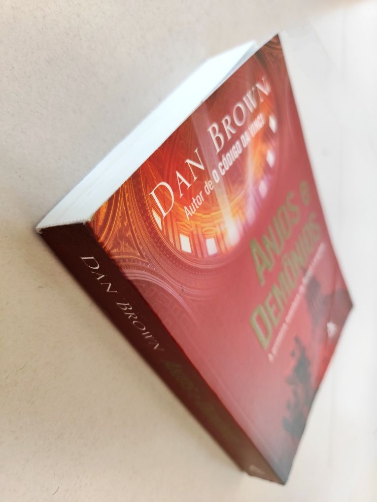 Livro: Anjos e Demônios de Dan Brown (Português do Brasil)