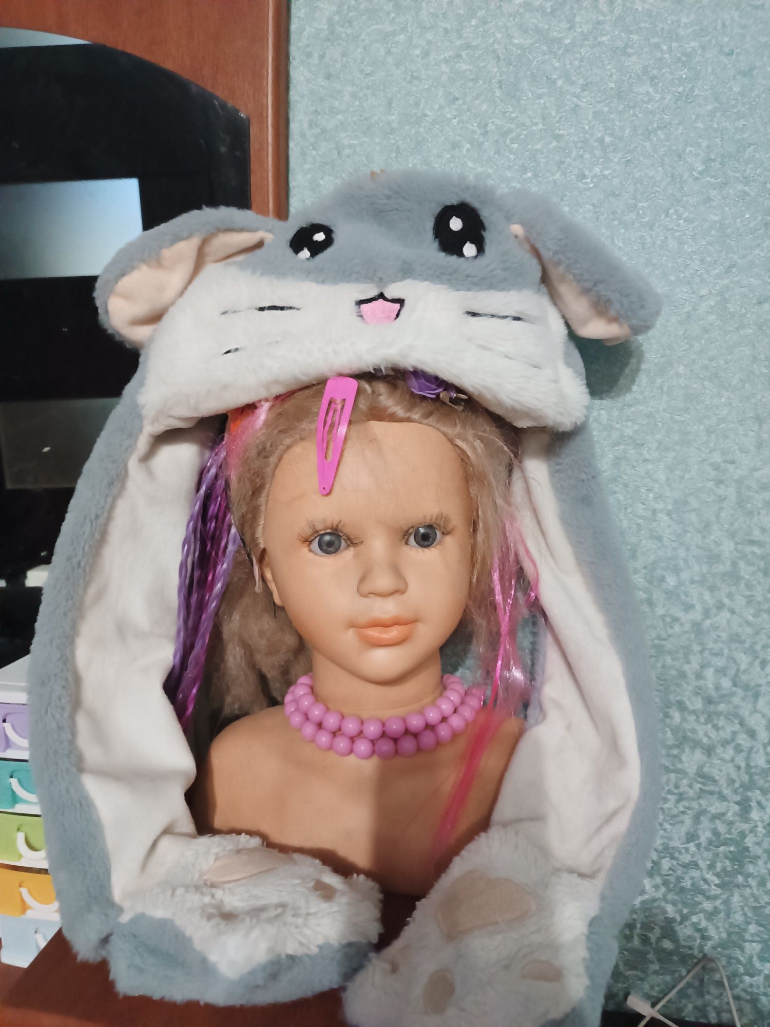 Шапка с подымающимися ушками.