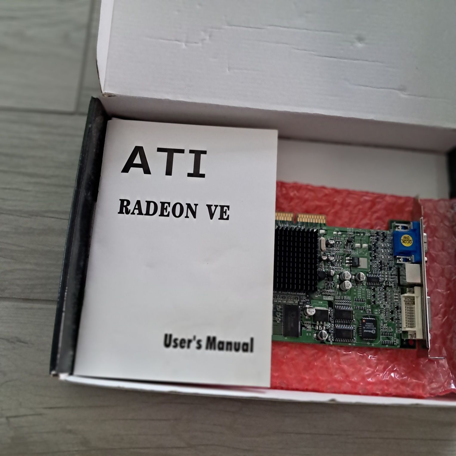 ATi Radeon VE Multi Display Edition 32 МБ чорно-білий DVD-диск, відеок