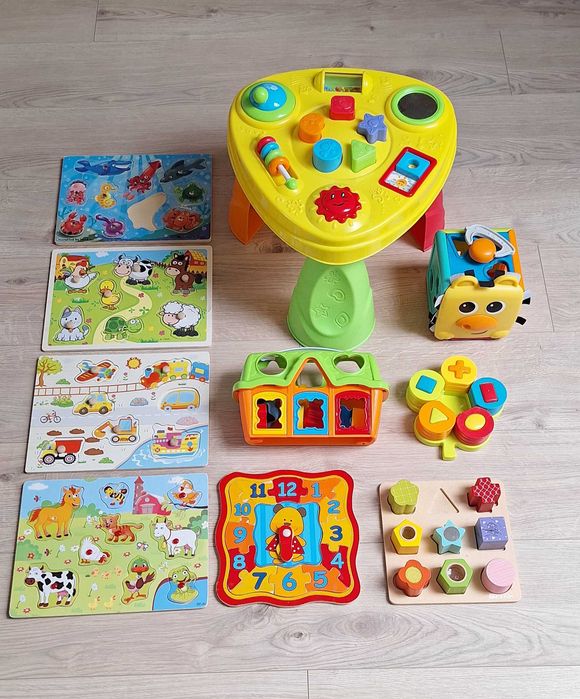 Zestaw zabawek stolik edukacyjny, układanki drewniane, klocki