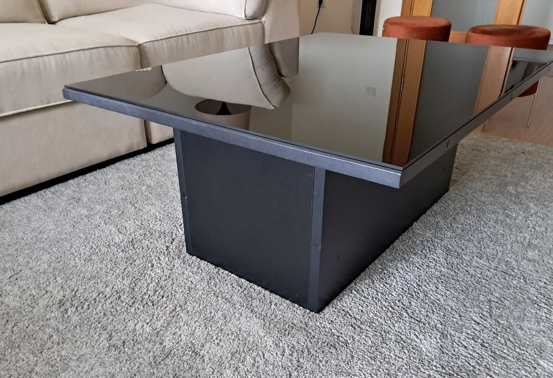 Mesa de centro preta com tampo em vidro