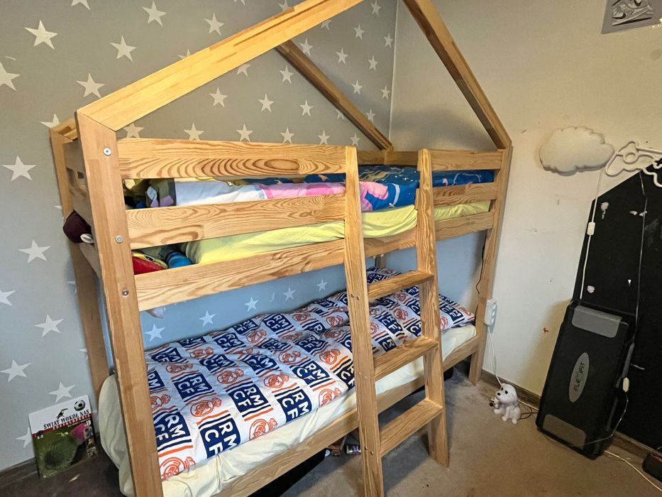 Łóżko piętrowe domek z materacem