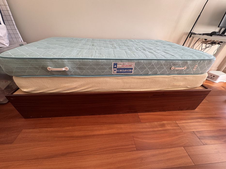 Duas camas solteiro com colchões