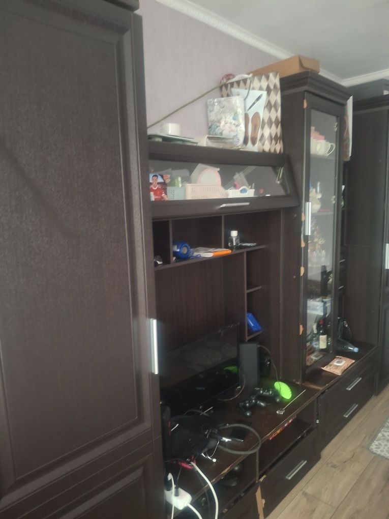 Продам стінку дешево на реставрацію.