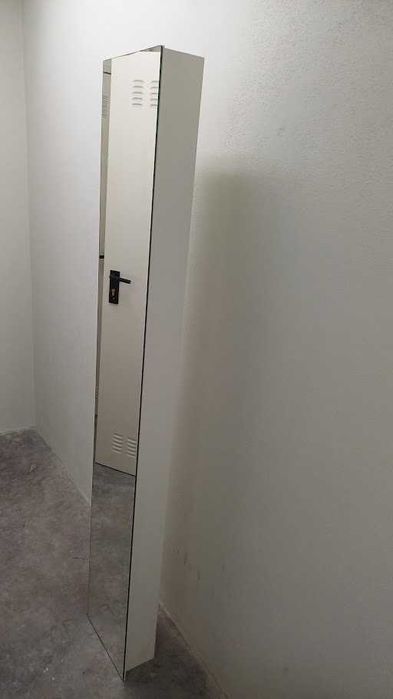 Armário rotativo c/espelho e prateleiras interiores