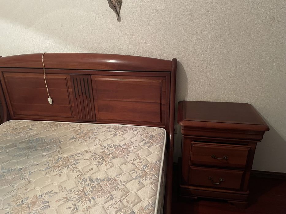 Venda de quarto de casal em madeira de cerejeira