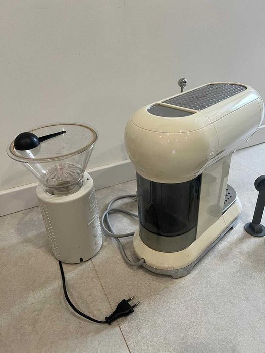 Máquina de Café Manual SMEG Anni 50 + Moinho de café Bodum