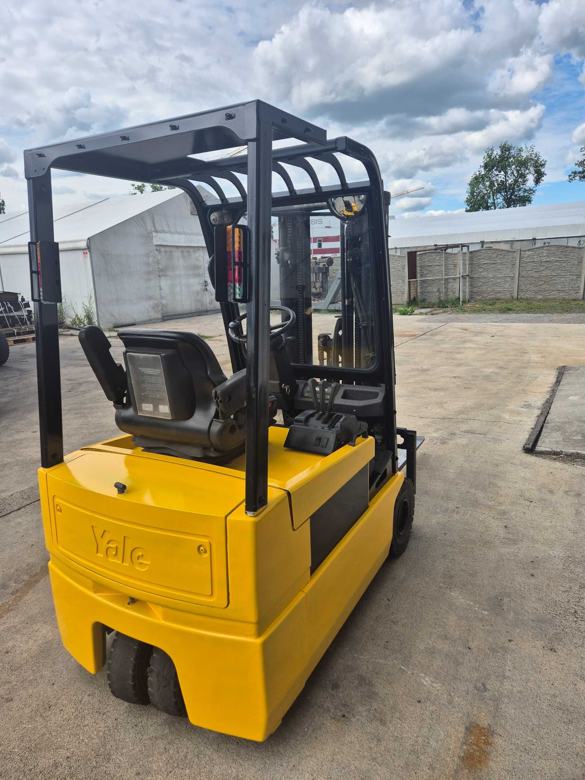 Tani wynajem wózka widłowego elektrycznego Yale – 1,7 tony