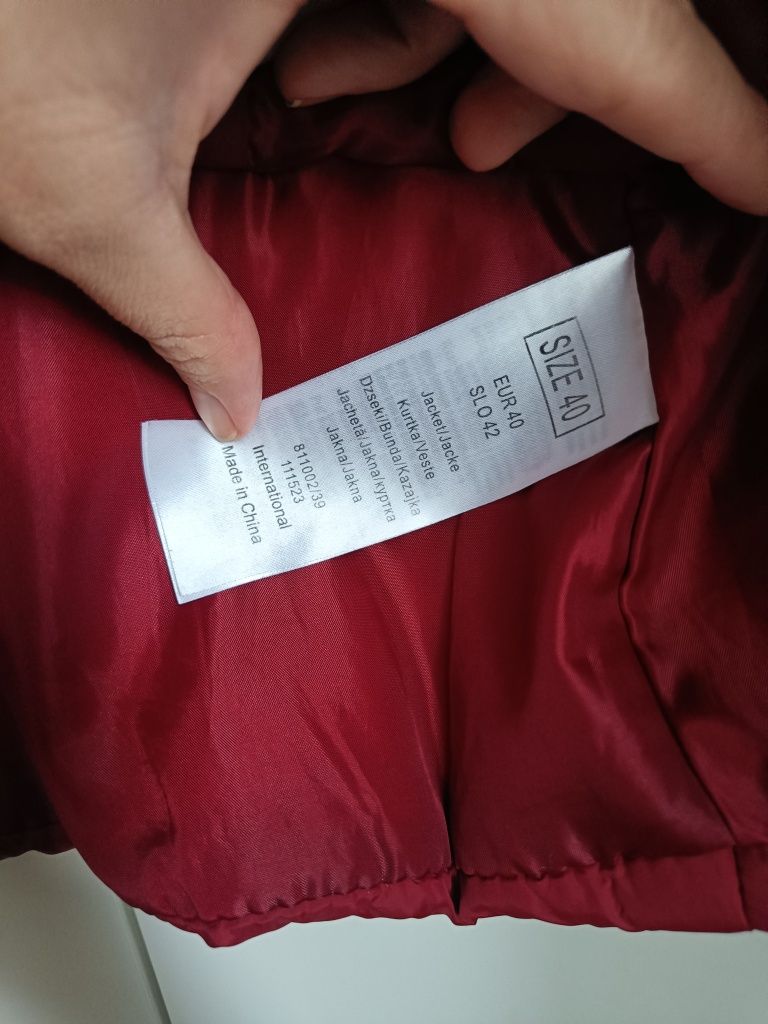 Bordowa kurtka damska jesienna z kołnierzem Orsay