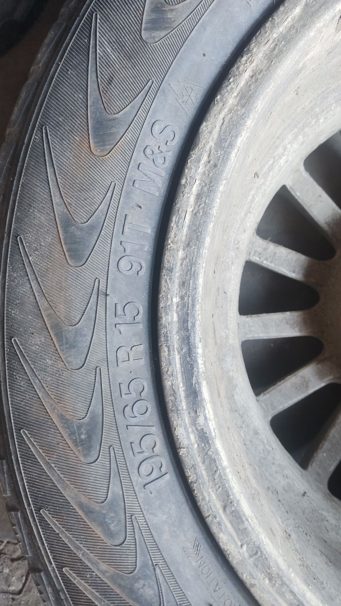 Два колеса 195/65  r 15 на 5 болтів ( титани ,зимова резина )