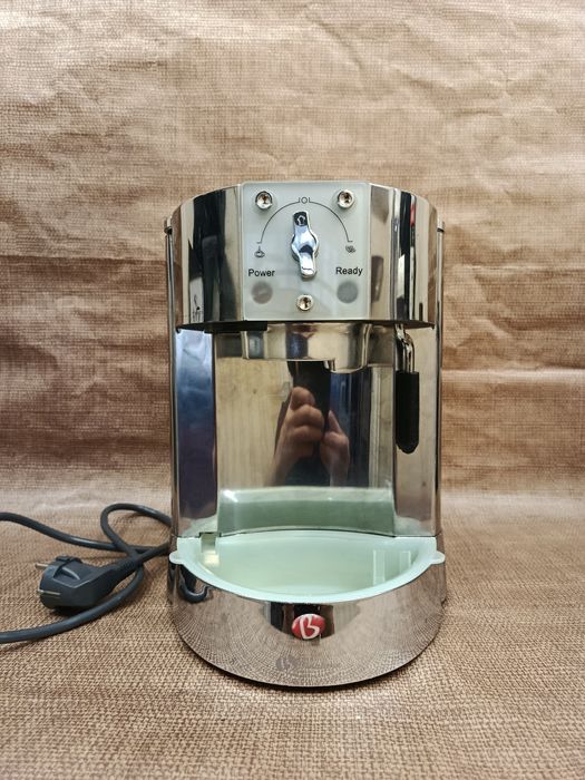 Кофеварка кофемашина  рожковая  Binatone