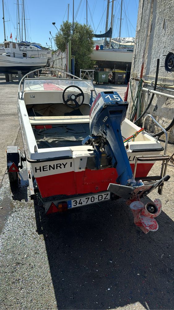 Lancha de Recreio Argus em fibra com reboque e motor