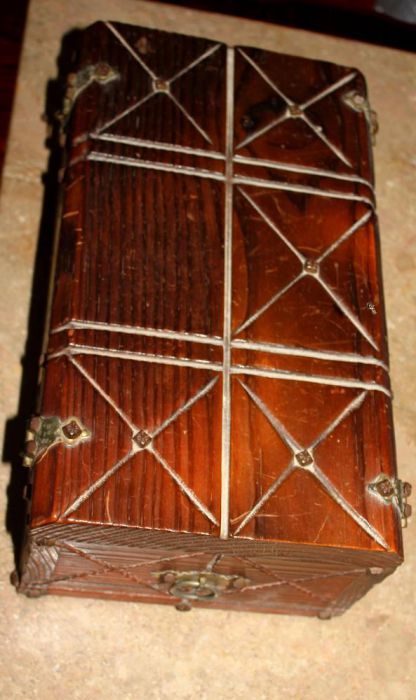 Baú pequeno antigo de madeira trabalhada