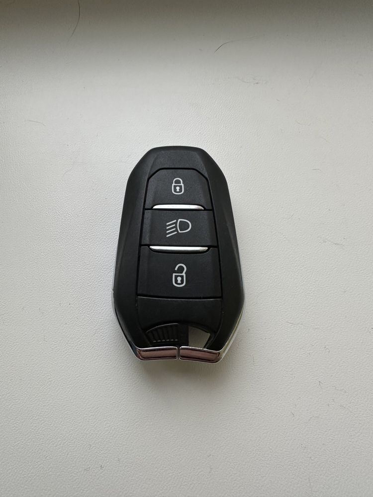 Оригинальный  ключ Peugeot 2008-3008, новый.