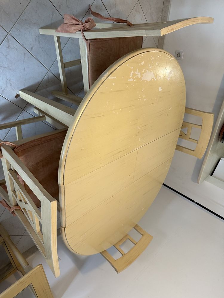 Conjunto Mesa jantar em madeira pintada com 6 cadeiras