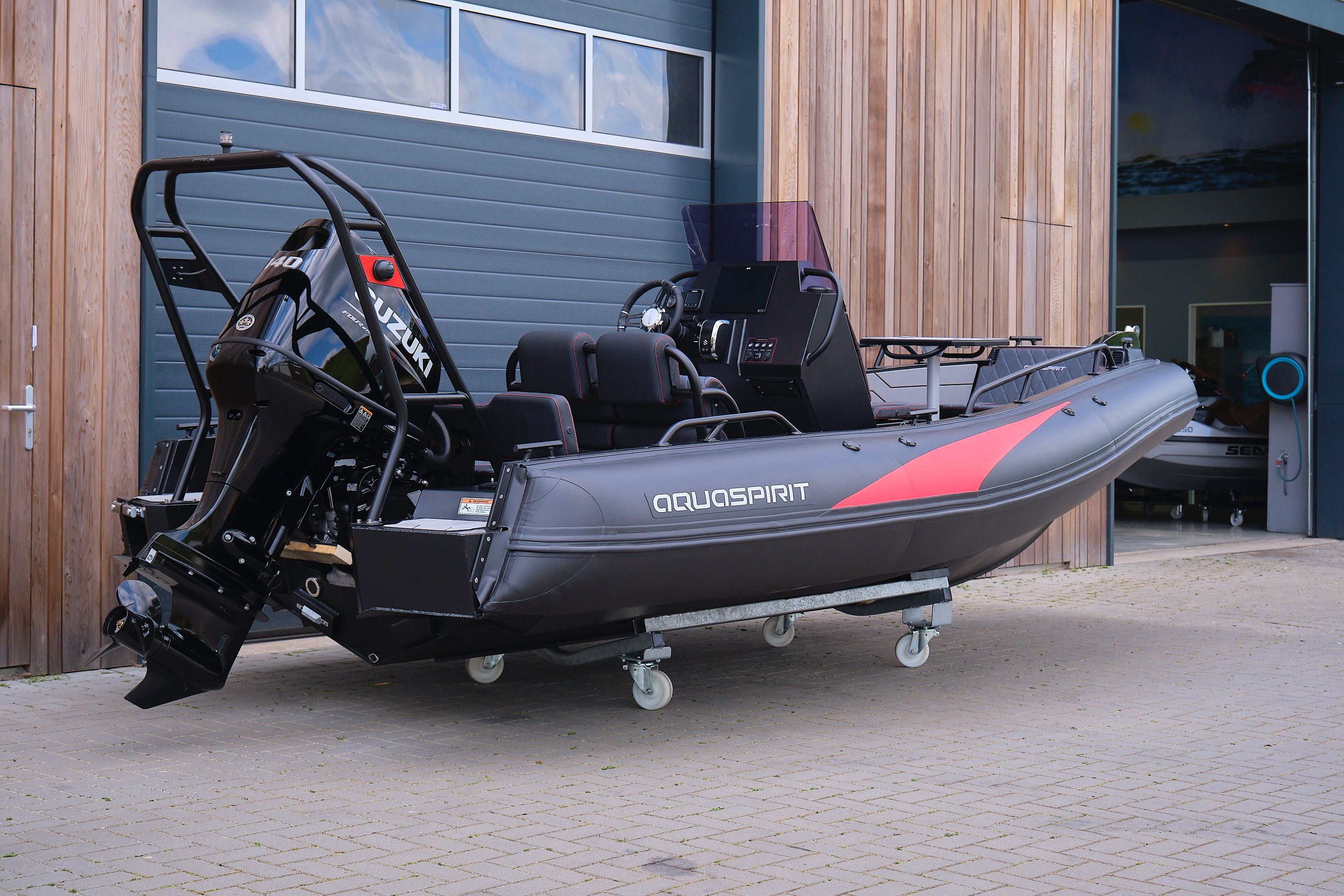 Łódź motorowa Spirit S585 CC –Nowoczesna, Przestronna i Wszechstronna!